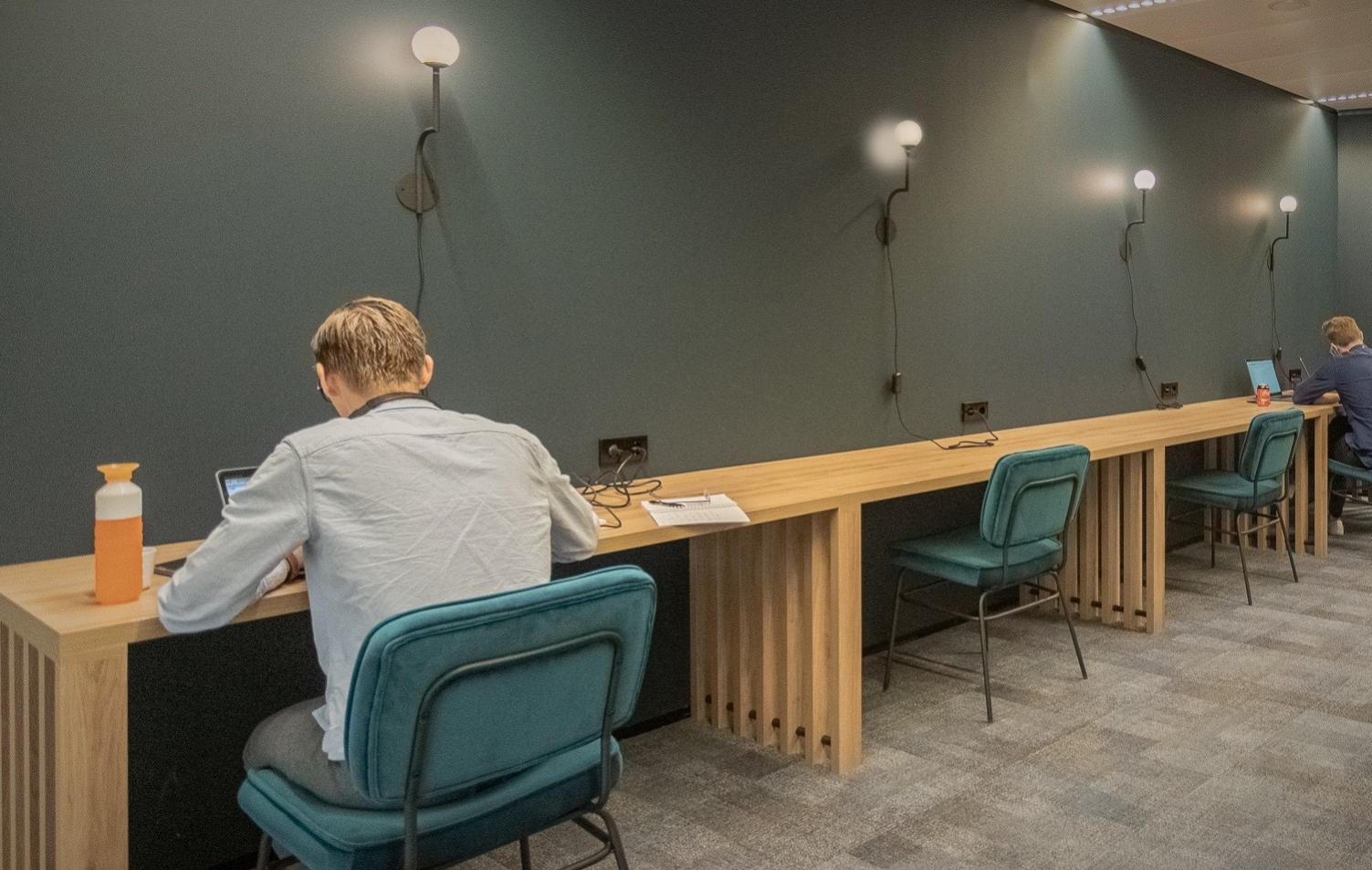 Zorg voor afstand in het 15 meter kantoor