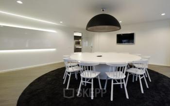 vergaderruimte tafels stoelen televisie vloerbedekking grote lamp amsterdam zuidoost hogehilweg kantoorgebouw