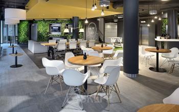 gemeenschappelijke ruimte tafels stoelen amsterdam kantoorgebouw hogehilweg