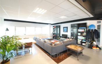 loungeplekken kasten tafel grijze bank kantoorpand amsterdam zuidoost
