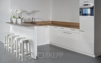 kantoorgebouw amsterdam zuidoost met pantry barkrukken magnetron aanrecht kasten modern wit