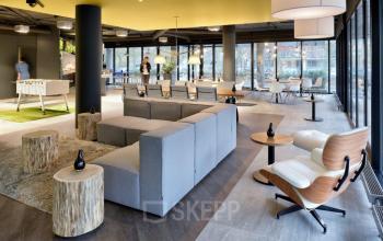 kantoorgebouw amsterdam zuidoost loungeruimte ontspanning banken tafels stoelen lezen tafelvoetbal