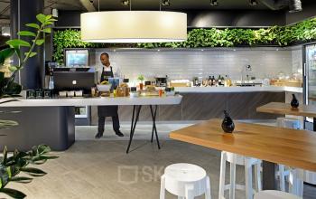 restaurant broodje eten amsterdam zuidoost kantoorpand tafel stoelen medewerker keuken