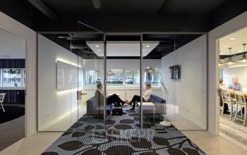 amsterdam zuidoost kantoorpand informele vergadersetting twee grijze banken twee personen vergadering