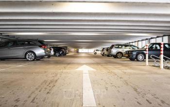 Parkeergarage van kantoorpand aan van Cleeffkade 15 in Aalsmeer met geparkeerde auto's.