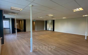 Ongemeubileerd kantoor in het kantoorpand op Hollandse Kade 38, Abcoude met houten vloer en verlicht door plafondlampen, geschikt voor kantoorruimte huren.