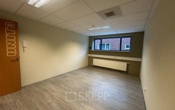 Kantoorruimte huren in Abcoude op Hollandse Kade 38 met neutrale vloer, lichte wanden, grote ramen en basisverlichting. Perfecte leeg canvas voor jouw werkruimte.
