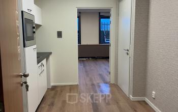 Functionele kantoorruimte te huur op Hollandse Kade 38 in Abcoude, met houten vloer en kitchenette.