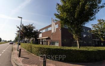 Kantoorpand op bedrijventerrein met goede bereikbaarheid