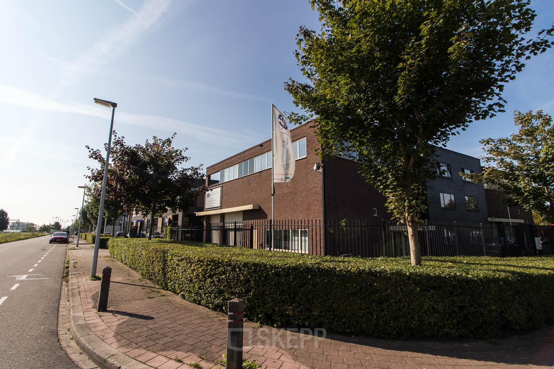 Kantoorpand op bedrijventerrein met goede bereikbaarheid