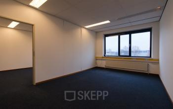 Kantoorruimte huren in kantoorpand op Bedrijvenpark Twente 305 in Almelo, met veel natuurlijk lichtinval en frisse afwerking.