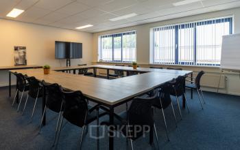 Kantoorruimte te huur in het kantoorpand op Bedrijvenpark Twente 305, Almelo. Grote, lichte ruimte met meerdere tafels en stoelen, geschikt voor vergaderingen of groepswerk. Ideaal voor bedrijven die kantoren willen huren.