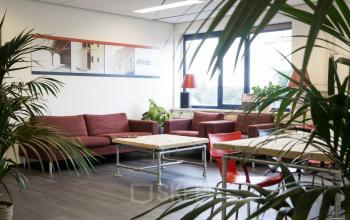 Kantoorruimte huren op Bedrijvenpark Twente 305 in Almelo, modern interieur met stijlvolle meubels en veel groen.