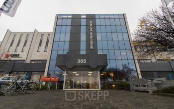 Kantoorpand te huur op Bedrijvenpark Twente 305, Almelo. Modern gebouw met glazen gevel.