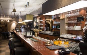 Kantoorpand Bedrijvenpark Twente 305 in Almelo met gemeubileerd interieur, inclusief bar en glazen op rekken.