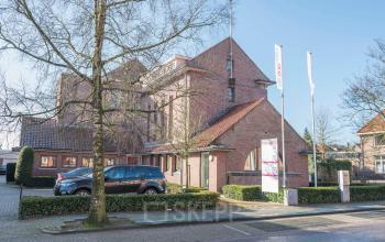 Voorzijde van het kantoorpand