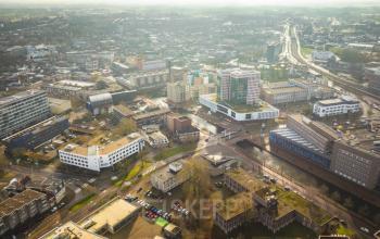 Luchtfoto van diverse kantoren in Almelo, inclusief het kantoorpand op Brugstraat 9-13. Geschikt voor bedrijven die kantoorruimte willen huren.