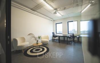 Kantoorruimte huren in Almelo, Brugstraat 9-13, met moderne werkplekken, lichte inrichting en comfortabele zitstoelen. Ideaal voor zakelijke bijeenkomsten en dagelijks kantoorwerk.