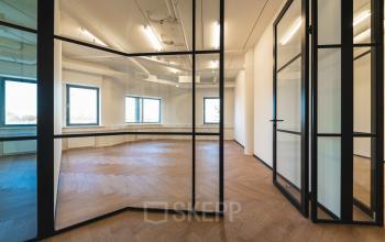 Kantoorruimte huren in modern kantoorpand op Egbert Gorterstraat 2-14, Almelo. Ruim interieur met glazen wanden en houten vloeren. Geschikt voor diverse zakelijke activiteiten.