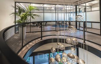 Moderne kantoorruimte huren in Almelo met open vloerplan, stijlvolle verlichting en strakke glazen wanden biedt een ideale werkomgeving. Gelegen op Egbert Gorterstraat 2-14, geschikt voor diverse zakelijke behoeften.