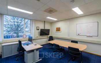 Kantoorpand op Plesmanweg 9 in Almelo met moderne werkruimte, voorzien van bureau, vergadertafel en stoelen, ideaal voor kantoorruimte huren.
