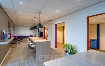 Moderne kantoorruimte te huur op Plesmanweg 9 in Almelo met ruime werktafels en een lichte inrichting, perfect voor dynamische zakelijke activiteiten.