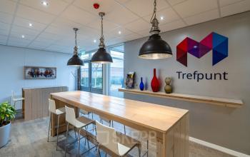 Interieur van het kantoorpand aan de Plesmanweg 9 in Almelo, met een gemeubileerde ruimte en decoratieve elementen. Ideaal voor kantoorruimte huren.
