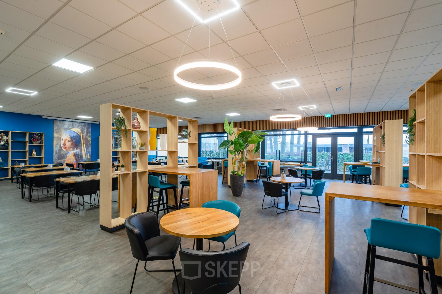 Modern ingericht kantoor met houten accenten en comfortabel meubilair op Plesmanweg 9, ideaal voor ondernemers die een kantoorpand willen huren in Almelo.