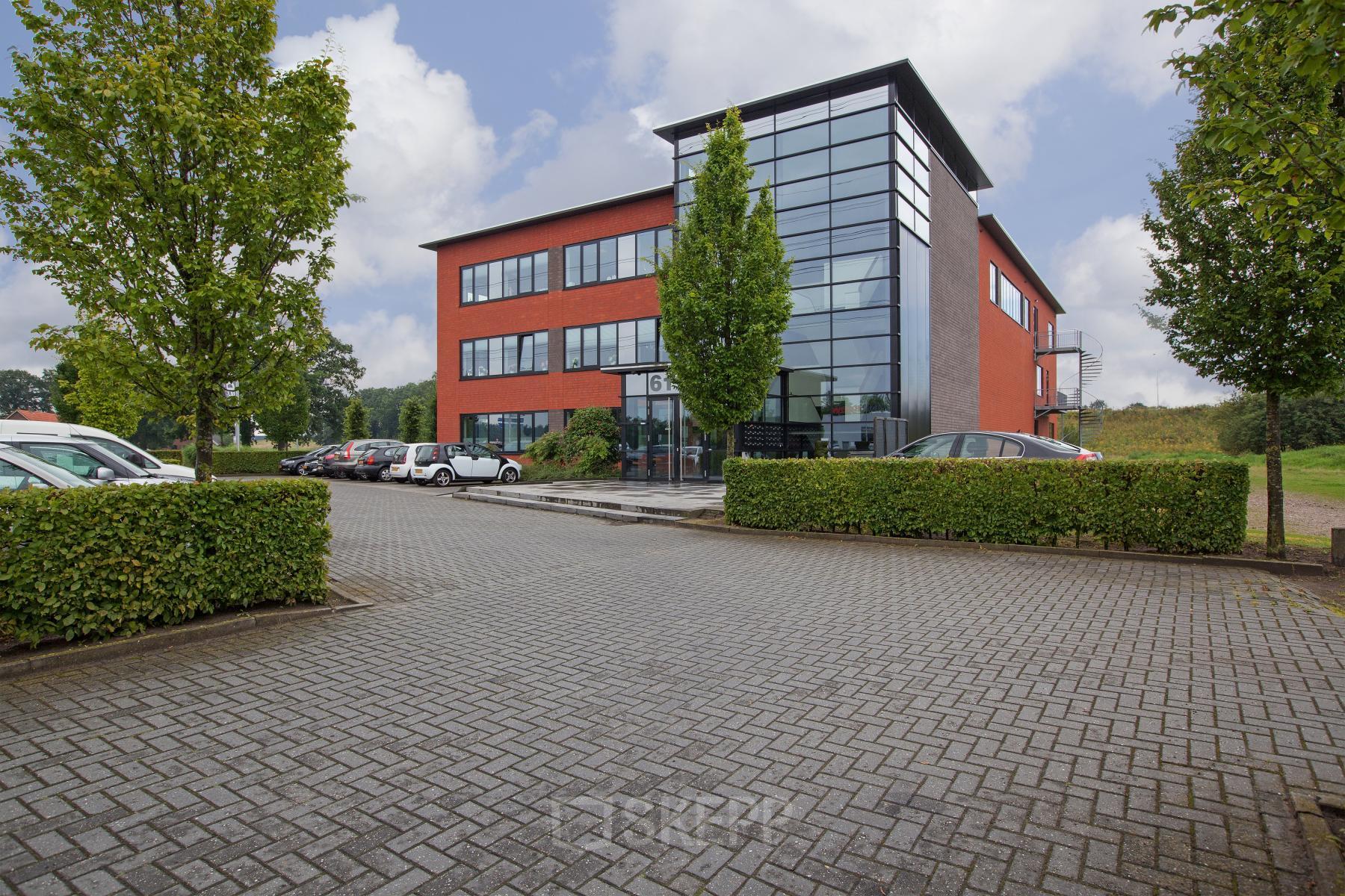Modern kantoorpand aan Twentepoort Oost 61 in Almelo met ruime parkeergelegenheid.