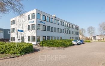 Moderne uitstraling van een kantoorpand op Kabelstraat 5 in Almere Poort, geschikt voor bedrijven die kantoorruimte willen huren.