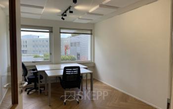 Moderne, lichtgevulde kantoorruimte met twee bureaus en stoelen in kantoorpand aan de Kabelstraat 5, Almere Poort.