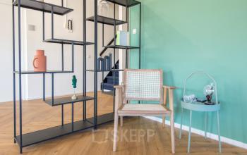 Modern kantoorpand op Kabelstraat 5, Almere Poort, met stijlvol houten vloer en slimme opbergoplossingen. Ideaal voor wie kantoorruimte wil huren. De inrichting nodigt uit tot zakelijk creatief werken.