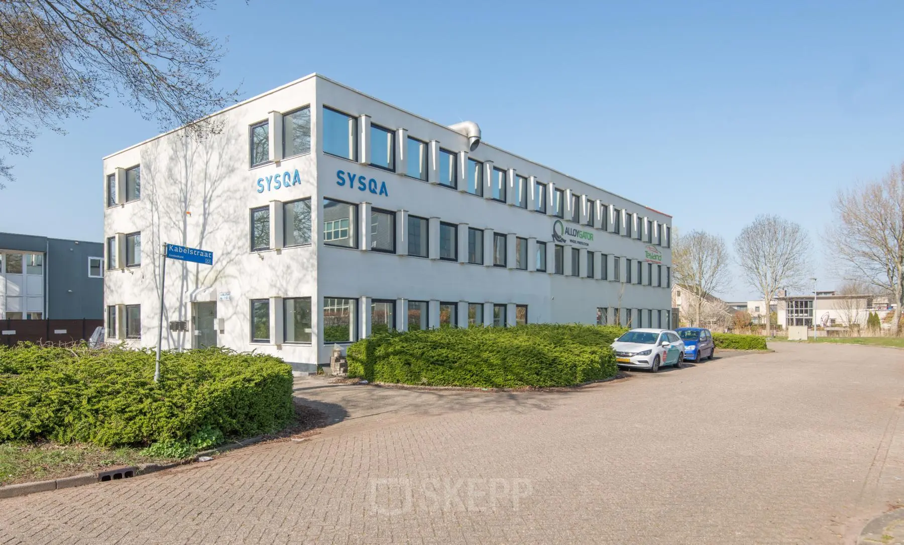 Moderne uitstraling van een kantoorpand op Kabelstraat 5 in Almere Poort, geschikt voor bedrijven die kantoorruimte willen huren.
