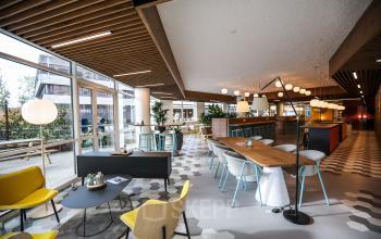 Moderne kantoorruimte op P.J. Oudweg 41 in Almere Stad, met stijlvolle zitjes, grote ramen en een kleurrijk interieur. Geschikt voor flexibel werken en meetings, open en uitnodigend.