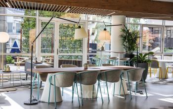 Moderne kantoorruimte huren in Almere Stad, P.J. Oudweg 41, met grote ramen en stijlvolle meubels, perfect voor productieve werksessies.