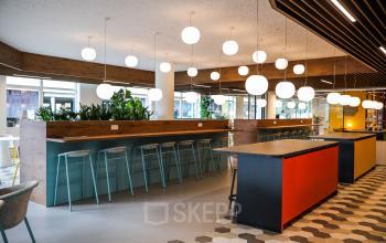 Moderne kantoorpand met ruime werkplekken, hoge plafonds en stijlvolle inrichting gelegen aan P.J. Oudweg 41 in Almere Stad.