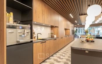 Creatieve nieuwgebouwde werkplekken kantoorruimtes kantoorkamers gezond modern vergaderzalen vergaderruimtes smoothiebar coffeebar lunchen parkeergarage aanwezig Almere oudweg