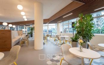 Creatieve nieuwgebouwde werkplekken kantoorruimtes kantoorkamers gezond modern vergaderzalen vergaderruimtes smoothiebar coffeebar lunchen parkeergarage aanwezig Almere oudweg