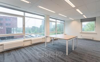 Creatieve nieuwgebouwde werkplekken kantoorruimtes kantoorkamers gezond modern vergaderzalen vergaderruimtes smoothiebar coffeebar lunchen parkeergarage aanwezig Almere oudweg