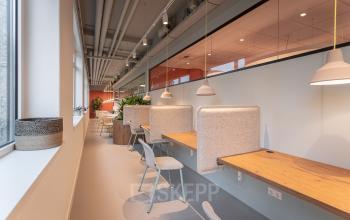 Creatieve nieuwgebouwde werkplekken kantoorruimtes kantoorkamers gezond modern vergaderzalen vergaderruimtes smoothiebar coffeebar lunchen parkeergarage aanwezig Almere oudweg
