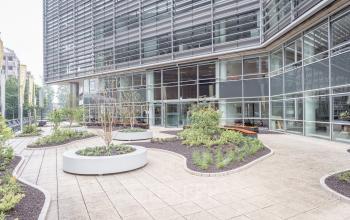 Creatieve nieuwgebouwde werkplekken kantoorruimtes kantoorkamers gezond modern vergaderzalen vergaderruimtes smoothiebar coffeebar lunchen parkeergarage aanwezig Almere oudweg
