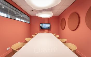 Creatieve nieuwgebouwde werkplekken kantoorruimtes kantoorkamers gezond modern vergaderzalen vergaderruimtes smoothiebar coffeebar lunchen parkeergarage aanwezig Almere oudweg