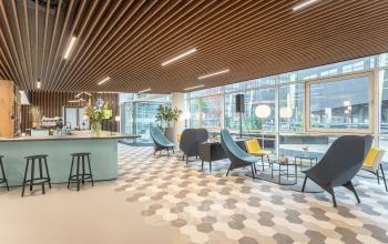 Creatieve nieuwgebouwde werkplekken kantoorruimtes kantoorkamers gezond modern vergaderzalen vergaderruimtes smoothiebar coffeebar lunchen parkeergarage aanwezig Almere oudweg