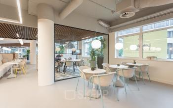 Creatieve nieuwgebouwde werkplekken kantoorruimtes kantoorkamers gezond modern vergaderzalen vergaderruimtes smoothiebar coffeebar lunchen parkeergarage aanwezig Almere oudweg