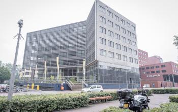 Creatieve nieuwgebouwde werkplekken kantoorruimtes kantoorkamers gezond modern vergaderzalen vergaderruimtes smoothiebar coffeebar lunchen parkeergarage aanwezig Almere oudweg