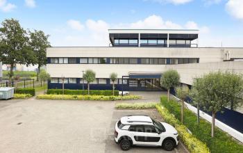 Exterieur van kantoorpand op Markerkant 1310, Almere Stad, Almere met parkeergelegenheid voor de deur. Kantoorruimte huren beschikbaar.
