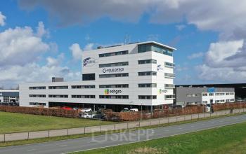 Kantoorgebouw Veluwezoom 15 in Almere Stad met moderne architectuur en bijbehorende parkeerplaatsen. Ideaal voor bedrijven die kantoorruimte willen huren in een toegankelijke locatie nabij de hoofdweg.