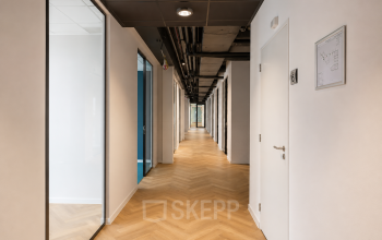 Moderne gang in het kantoorpand op Veluwezoom 15, Almere Stad. Ideaal voor kantoorruimte huren.