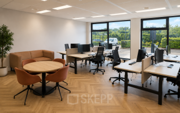 Kantoorruimte te huur op Veluwezoom 15 in Almere Stad met moderne werkplekken, natuurlijke lichtinval en comfortabele zitplekken.