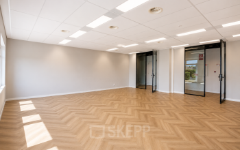 Kantoorruimte huren bij Veluwezoom 15 in Almere Stad; moderne vloeren en veel lichtinval in open kantoorpand.